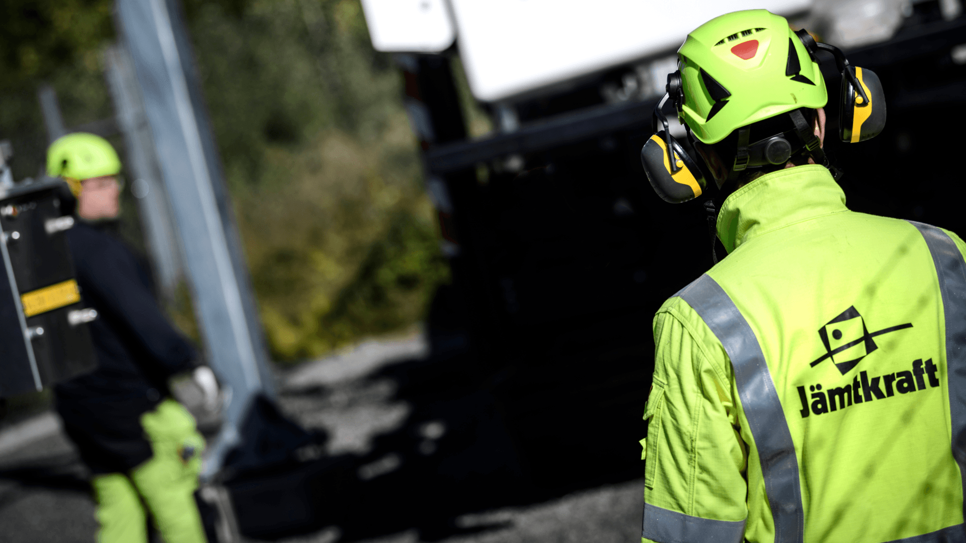 Två personer från Jämtkraft är ute och arbetar med elnätet.
