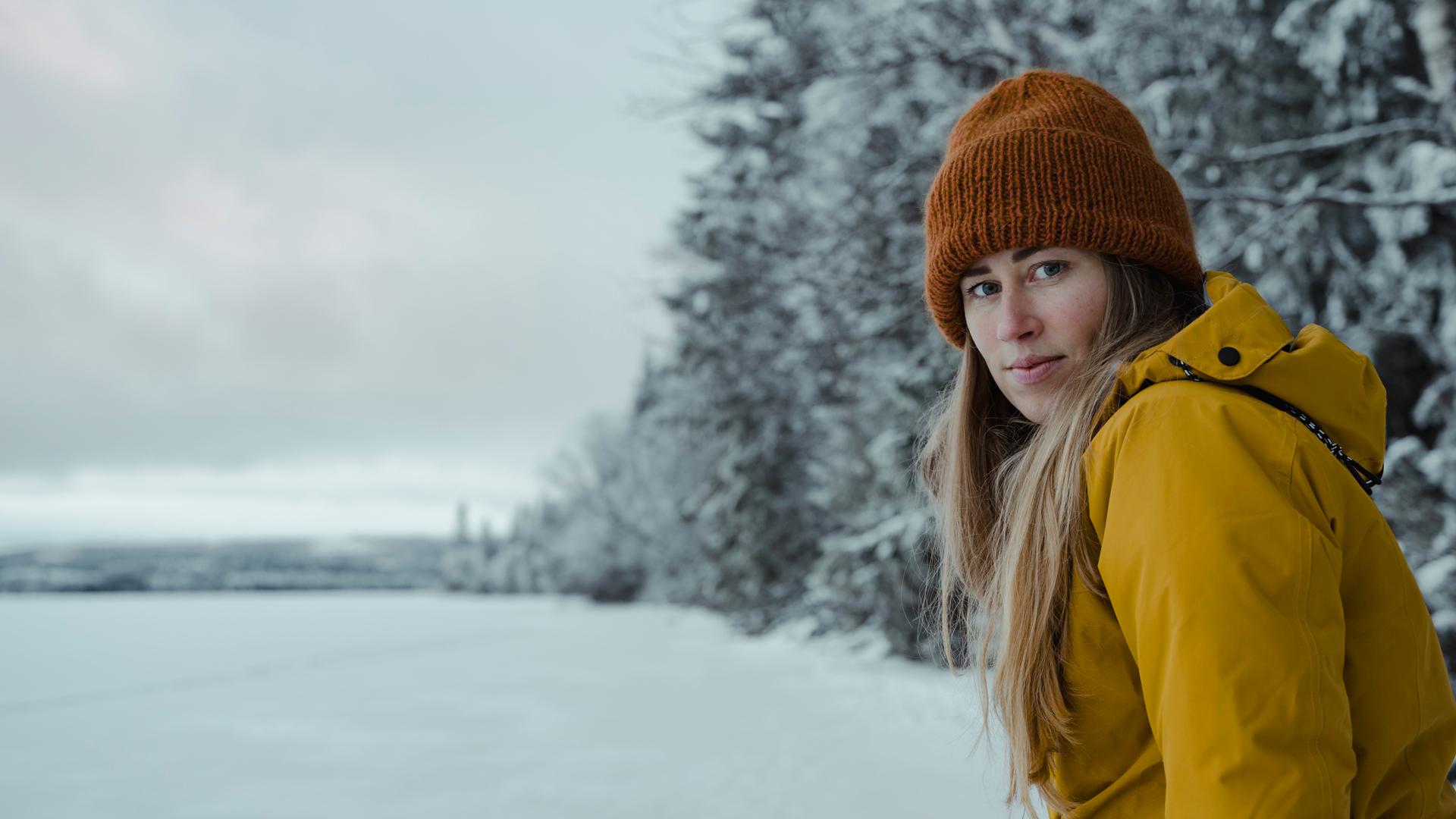 Porträttbild på en kvinna med vinterjacka och mössa.