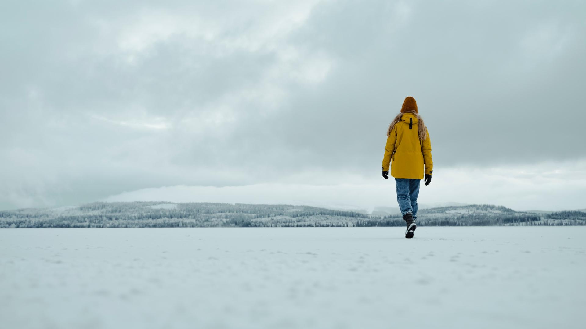En kvinna går över en vinteris
