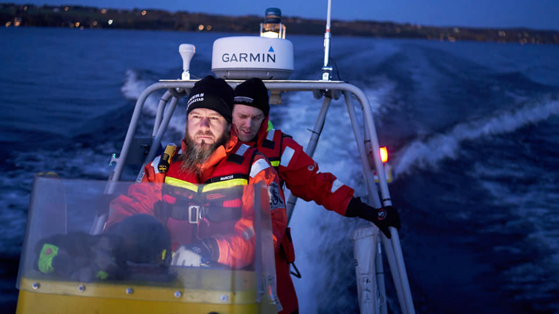 Marcus Lundin och Henrik Persson från Sjöräddningssällskapet på räddningsuppdrag.