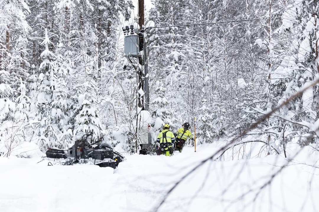 Med hjälp av skoter, helikopter eller, i extra svårtillgänglig terräng, snöskor jobbar Jämtkrafts personal med att åtgärda fel och röja i kraftledningsgatorna efter det kraftiga snöfallet vecka 2. På vissa håll var det över 1 meter kallsnö.