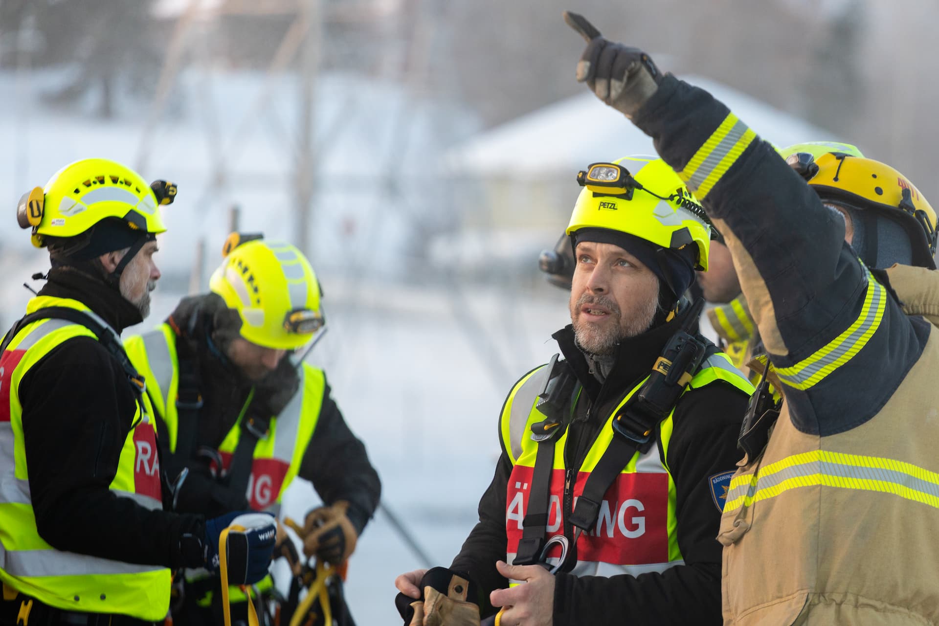 Brandmannen Marcus Wassdahl går igenom övningsscenariot med insatsledare Anders Johansson.