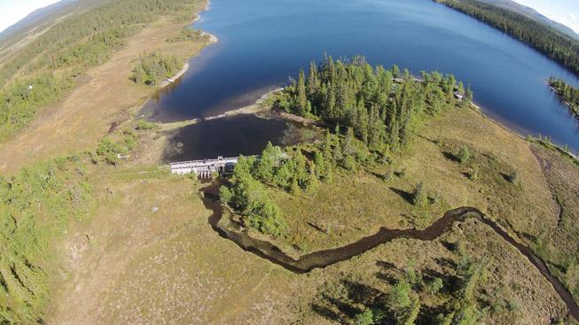 Flygbild över dammen i Fjällsjön Moen.