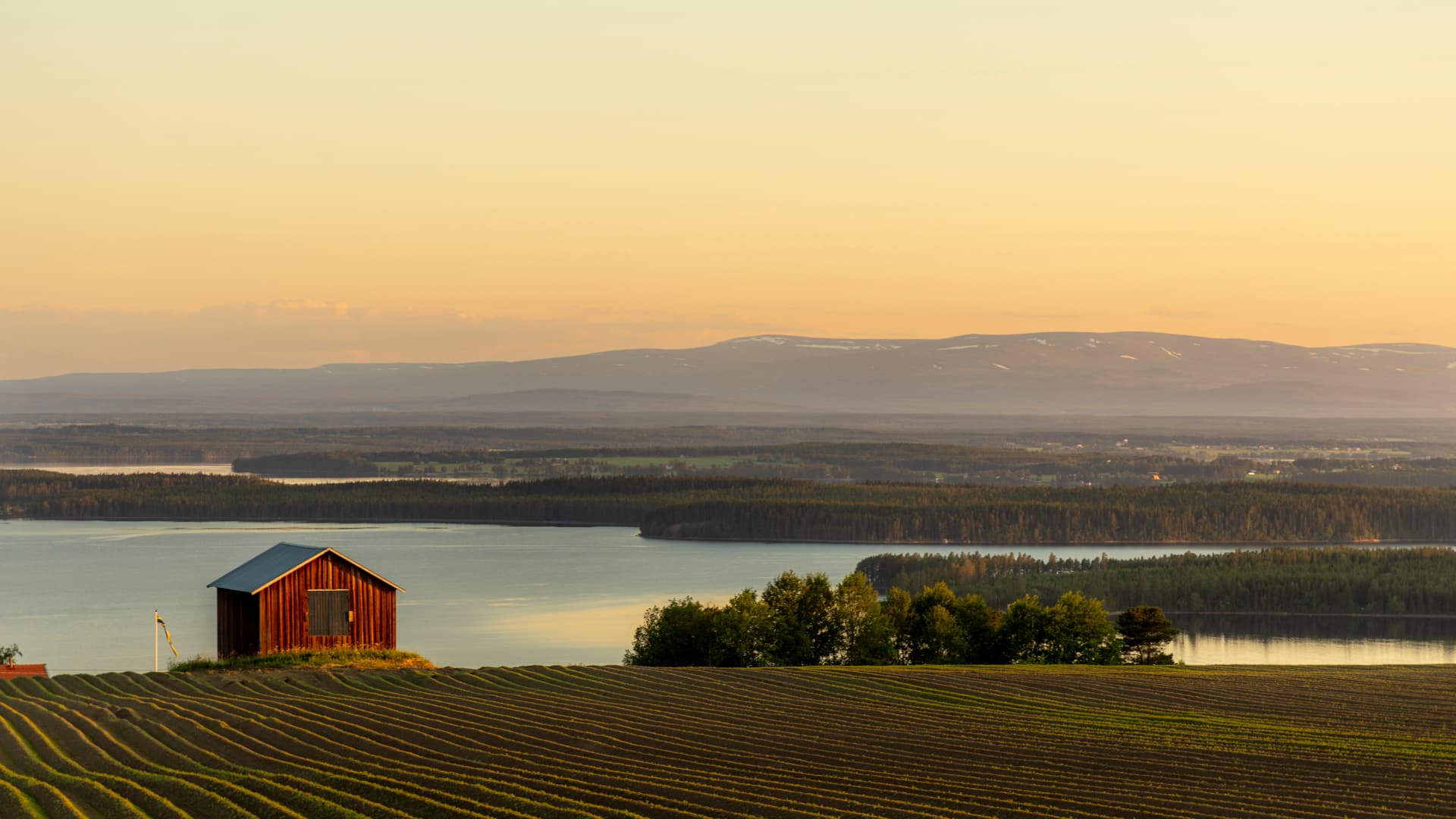 Vy över Storsjön och fjällen från Frösön