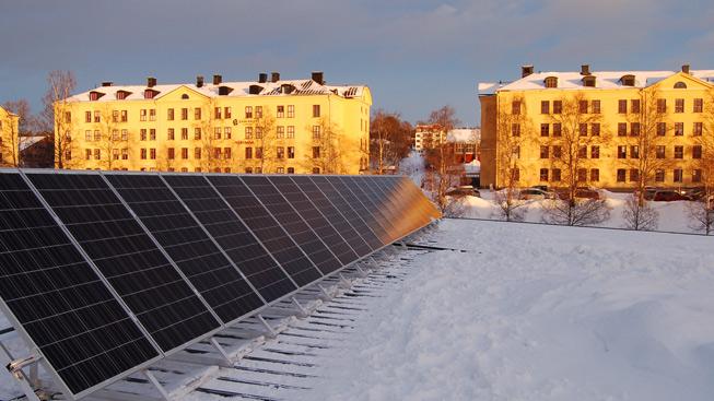 Solceller på taket till Jämtkrafts huvudkontor.