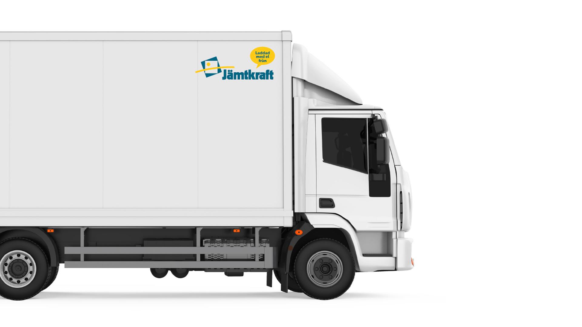En vit lastbil med Jämtkrafts logotyp.