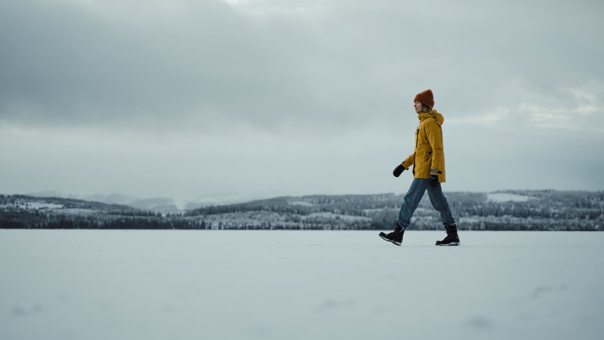 En kvinna går över isen